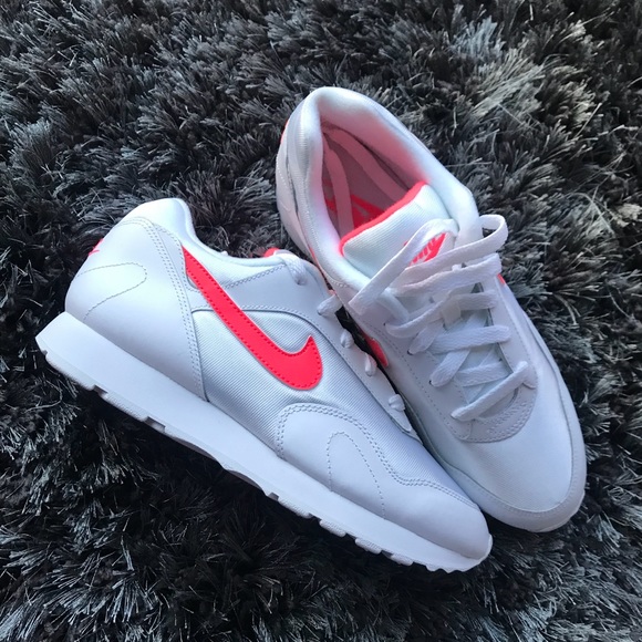 Nike women’s outburst sneakers - Picture 7 of 8